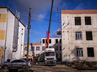 На стройке нового корпуса лицея в Бронницах завершают кладку стен