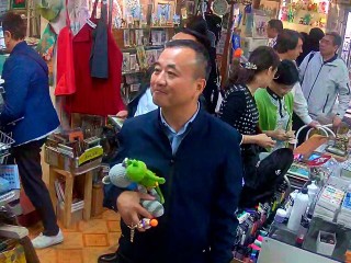 Китайские туристы спонтанно выкупили почти все картины солнечногорских художников