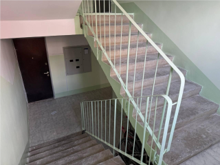 Рабочие провели внутреннюю отделку в подъездах на улице Комсомольской