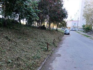 Склон у домов №121 и 121Б на улице Ленинградская привели в порядок по просьбе жителей