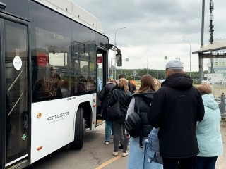 Заместители главы Долгопрудного лично проверяют автобусы на остановках в час пик