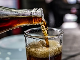 Любители газировки и алкоголя могут остаться без волос