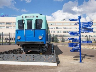 Навигационный столб на Ярославском шоссе указывает расстояние до метро различных стран мира