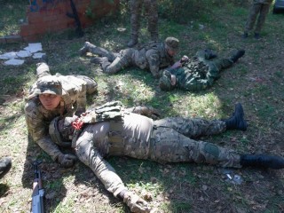 Как вынести раненого с поля боя: ветераны СВО научили жителей Раменского методам спасения