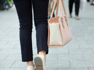 Какой вес женской сумки считается оптимальным без вреда для здоровья