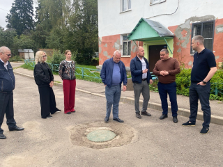 В поселке Отличник заменили опасный канализационный люк