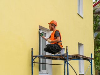 Холодный подоконник и сквозняк из-под окна: как решить проблему за 15 минут