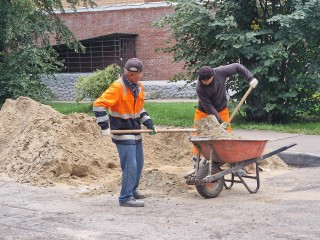 Жители Балашихи тестируют элементы сквера на улице Крупешина