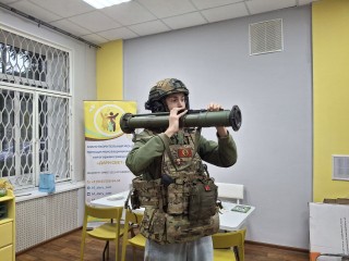 Более 40 кг на плечах: ветераны СВО показали детям, что значит быть защитником