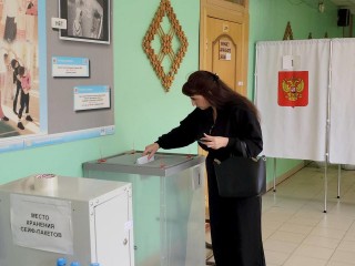 Посетителей избирательных участков в Луховицах угощают конфетами