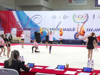 Грациозные выступления художественных гимнасток проходят в Раменском