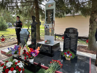 В деревне Мансурово открыли памятник легендарному летчику Виктору Талалихину