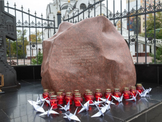 Реутовчане почтили память жертв терроризма у Троицкого храма