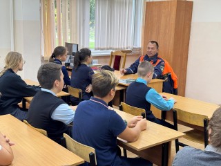 Спасатели провели для школьников урок, посвященный гражданской обороне