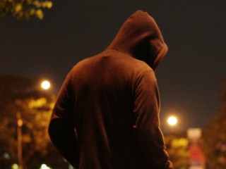 Странный мужчина в капюшоне пугает прохожих в ПМК-24