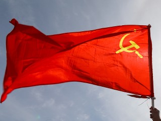 Подросток с автоматом и Знаменем Победы промаршировал во дворе местного ЖК