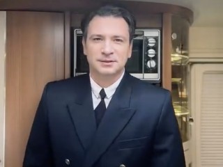 Антон Хабаров примерил форму пилота авиалайнера и украл сердце певицы Зары