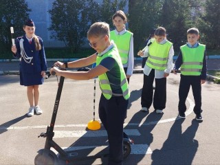 Ученики гимназии № 7 научились правильно и безопасно управлять самокатами