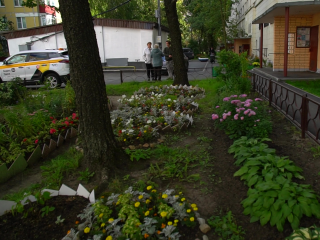 Палисадник под окнами дома: комиссия посетила участника конкурса главы Реутова «Мой комфортный дом»