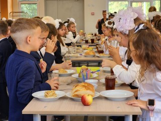Первоклассники поселка Зеленого поспорили, чей школьный завтрак вкуснее