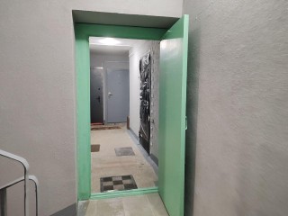 В Черноголовке в доме на Центральной после перерыва продолжен ремонт подъезда