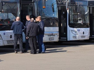 Трое водителей автобусов с стажем более 10 лет получили благодарности от жителей