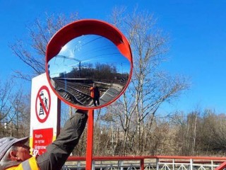 На железнодорожных пешеходных переходах Подмосковья установили сферические зеркала