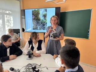В Шаховской школьники на кружке биологии «шпионят» за почвой и снегом