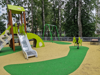 Новую детскую площадку установили в Радужном