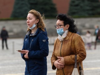 Осенью население призвали снова надеть медицинские маски