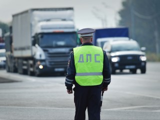 Водители начали получать штрафы за наклейки