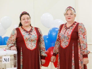 Участницы лыткаринской вокальной студии проголосовали на выборах в Совет депутатов