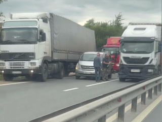 На трассе М-5 грузовик и минивэн не поделили дорогу