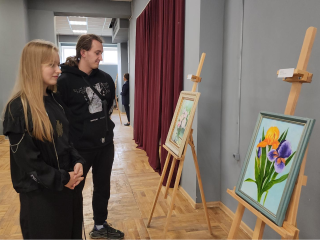 Живопись, мозаика, декупаж: в Люберецкой галерее представили выставку горожан с ОВЗ