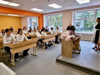Коллектив гимназии № 1 в Балашихе оценил капремонт учреждения в День знаний