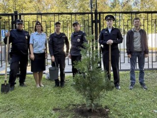 Полицейские из Красногорска высадили «Лес Победы» на территории управления