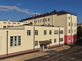 Ученики школы №1 учатся в обновленных классах с современной техникой и яркими коридорами
