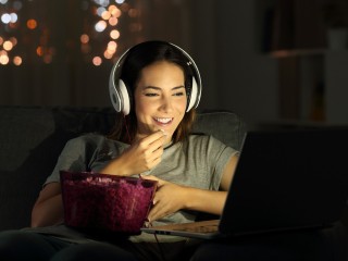 Ученые обнаружили пользу в «запойном» просмотре сериалов