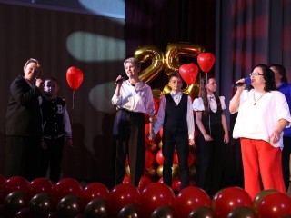 Красные шары и песни завершили праздник в центре «Гармония» в Волоколамске
