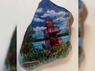Килограммовый камень с изображением солнечногорского маяка полетит в Китай