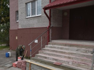 Коммунальщики обновили крыльцо жилого дома на улице Школьная