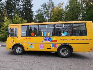 Школьников из поселка Марков Лес на учебу возит новый автобус