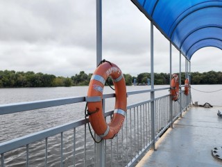 Две из трех паромных переправ в Луховицах перевозят и людей, и машины