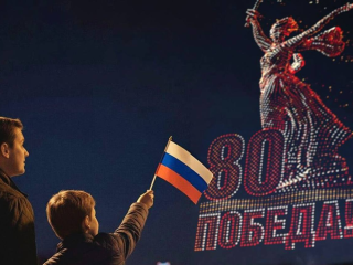 Рисунок школьницы из Калининца осветил небо Салехарда в память о героях Ржева