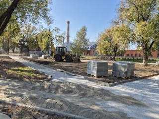 В сквере на улице Калинина укладывают тротуарную плитку