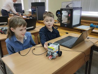 В Правдинском детей с младшей школы учат строить и программировать роботов