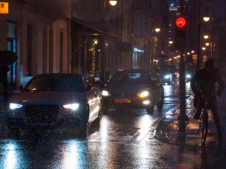 Подмосковным водителям осенью порекомендовали почаще посмотреть в зеркало