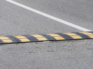 «Лежачий полицейский» отремонтировали под Дубосеково