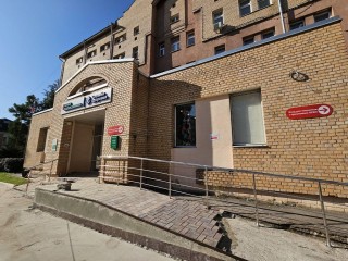 В детской поликлинике меняют лестницу на нескользящую