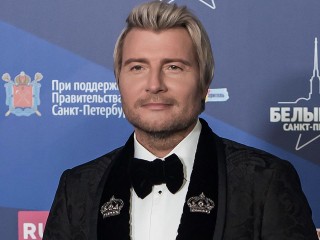 Басков встал на колени перед Ларисой Долиной на ее юбилейном концерте